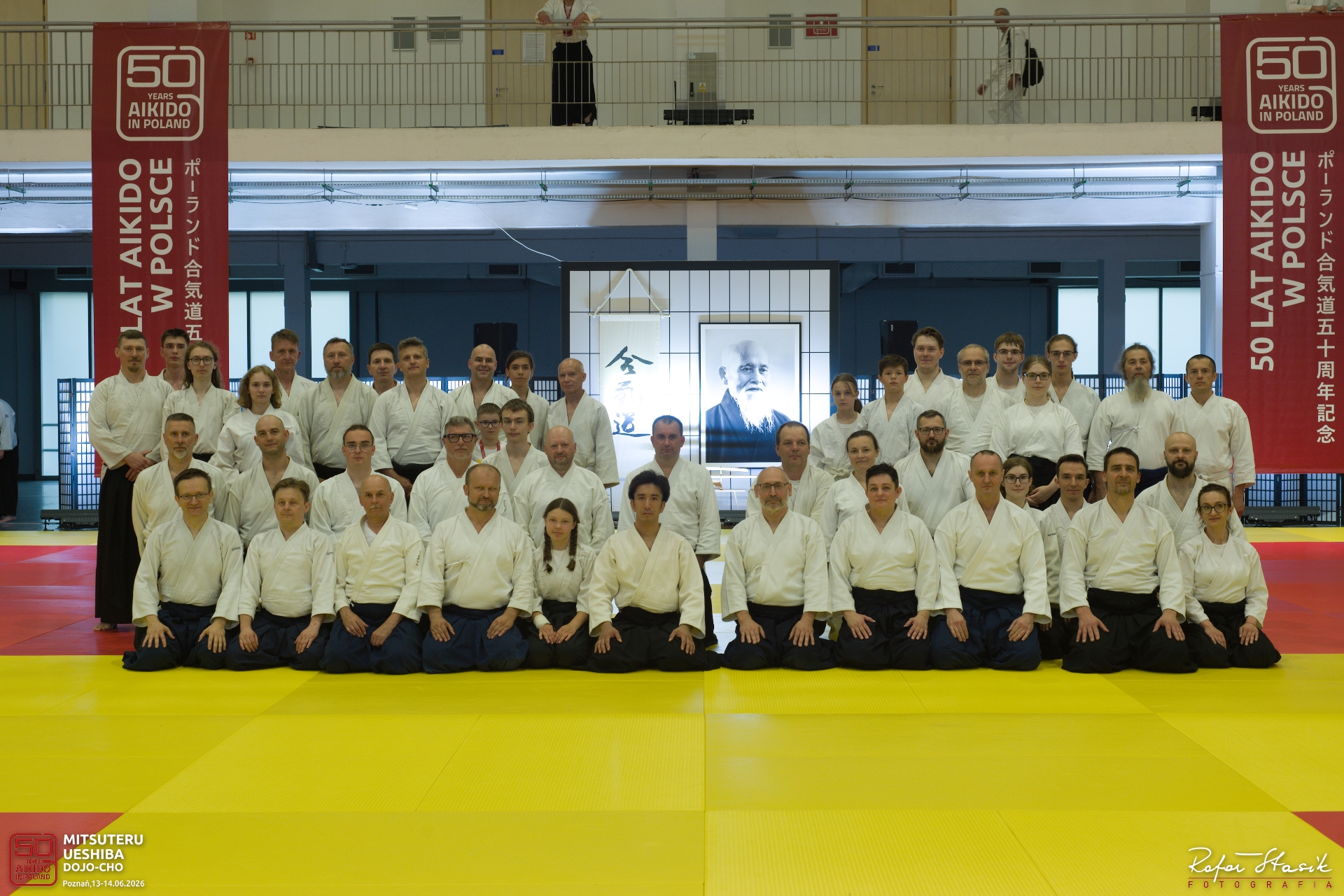 13 czerwca 2026 Zdjęcie grupowe dojocho Ueshiba Mitsuteru oraz instruktorów, członków Ogólopolskiego Stowarzyszenia Aikido, zrobione podczas obchodów 50-lecia Aikido w Polsce.